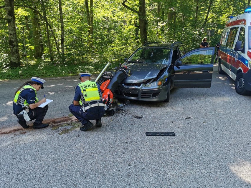 Puszcza Białowieska. 21-latek wymusił pierwszeństwo i spowodował wypadek. Motocyklista trafił do szpitala [ZDJĘCIA]