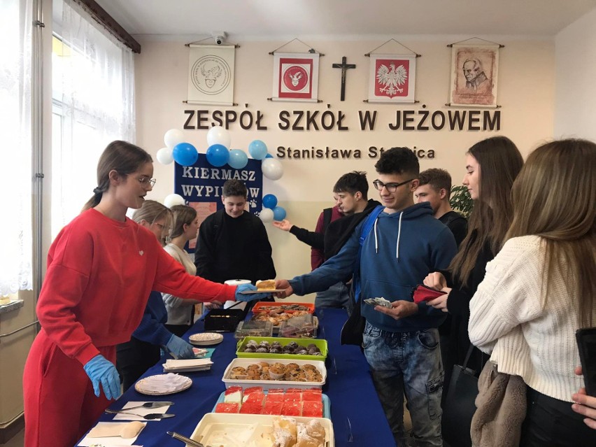 Wolontariusze z Zespołu Szkół imienia księdza Stanisława Staszica w Jeżowem pomagają aż miło