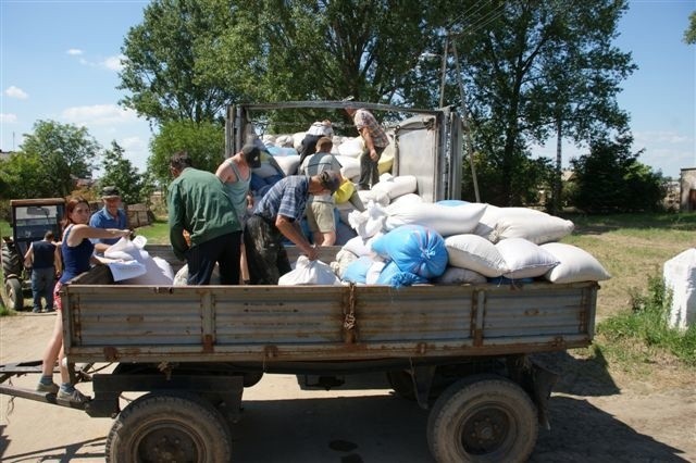 Rolnicy z gminy Lubraniec nie żałowali zboża dla powodzian