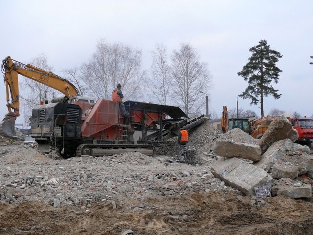 Prace przy wyburzaniu obiektów stojących na terenie, gdzie wkrótce ruszy budowa hipermarketu. Z pawilonu została kupa gruzu.