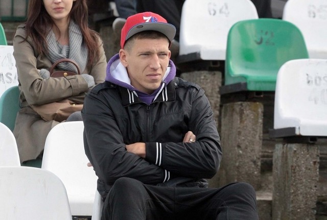 Łukasz Derbich z powodu urazu kolana mecz z Pelikanem Łowicz oglądał z trybun radomskiego stadionu. W sobotę ze Stalą w Rzeszowie już ma zagrać. 