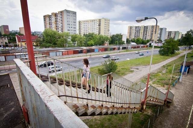 Dworzec na Bielawach nie tylko będzie miał nowe perony, ale także nową kładkę dla pieszych przedłużoną aż nad ul. Kamienną