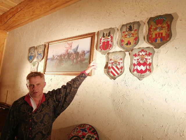Ciekawą inicjatywą Wojciecha Kasaka jest utworzenie ściany herbowej, na której obecnie prezentowanych jest 8 herbów ufundowanych przez mieszkańców wywodzących się ze szlachty zaściankowej tutejszych ziem