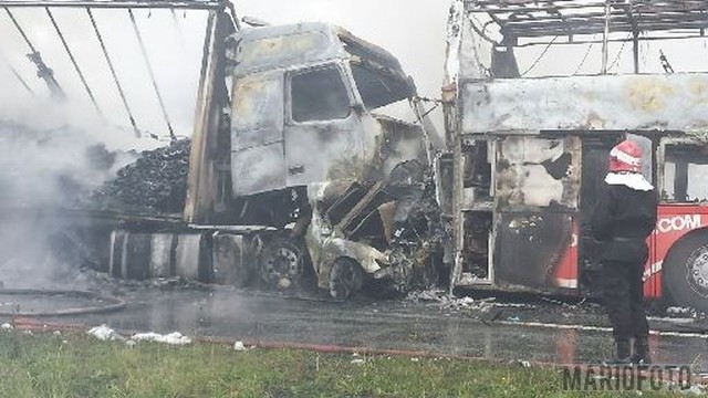 Pojazdy, które brały udział w karambolu na autostradzie A4 doszczętnie spłonęły.