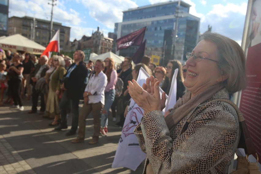 Kobiety protestowały w Katowicach 2 lipca 2018 przeciw...