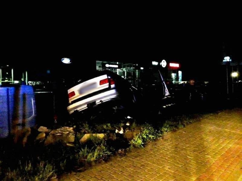 Nowy Sącz. Wypadek na ul. Węgierskiej, kierowca BMW uderzył w latarnie i uciekł?  [ZDJĘCIA]