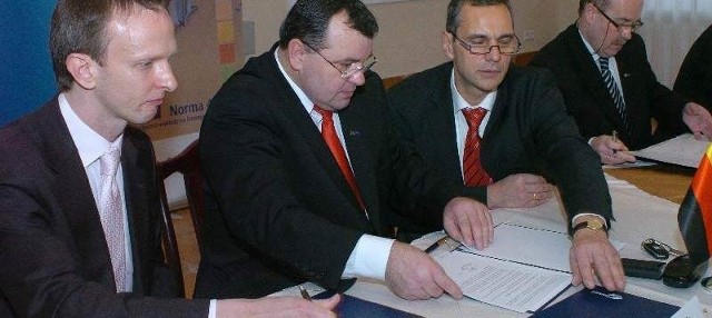 Od lewej: Andreas Lentner, wiceprezes firmy Hymmen GmbH, Andrzej Czajka, prezes firmy Gamrat, Torsten Holland, szef projektu Hymmen GmbH oraz Janusz Rak, dyrektor ds. handlu firmy Gamrat.