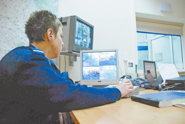 Monitory, na których wyświetlany jest obraz z kamer, znajdują się w dyżurce komendy powiatowej policji. (fot. Daniel Polak)
