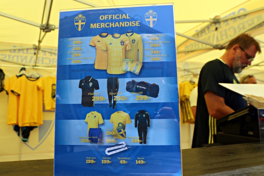 Euro U-21 w Lublinie. Pod ratuszem Szwedzi sprzedają koszulki drużyny narodowej