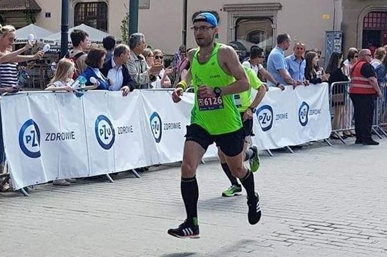 Sylwester Augustyński z powiatu kazimierskiego startował w maratonie w Krakowie.