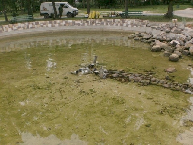 Świeżo odnowioną fontanną w parku szybko zainteresowali się wandale. 