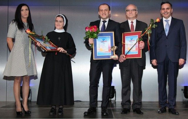 Laureaci w Kielcach - Jacek Wiatrowski - w środku, obok niego profesor Stanisław Głuszek i siostra odbierające nagrodę w imieniu Leticji  Łasek. Nagrode wręczali Stanisław Wróbel,redaktor naczelny "Echa Dnia" i Anna Kupisz, dyrektor marketingu.