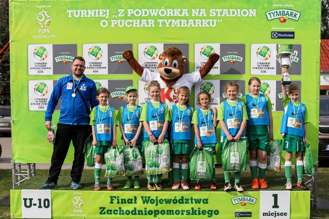 Zwycięzcy turnieju "Z Podwórka na Stadion" o Puchar Tymbarku.