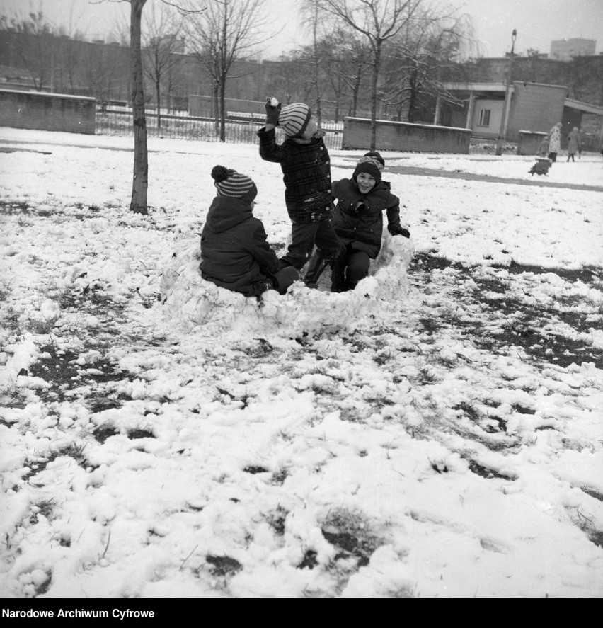 Tak kiedyś bawiono się na śniegu! Sanki, górki, bitwy na śnieżki. Niezwykłe zdjęcia sprzed lat. "Wyciągajmy dzieci na ślizgawki"