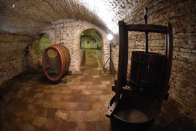 Od czwartku do niedzieli (16-19.06), mieszkańcom i turystom zostanie udostępnionych ok. 20 historycznych piwnic winiarskich, w których zaprezentuje się ponad 30 lubuskich winnic.