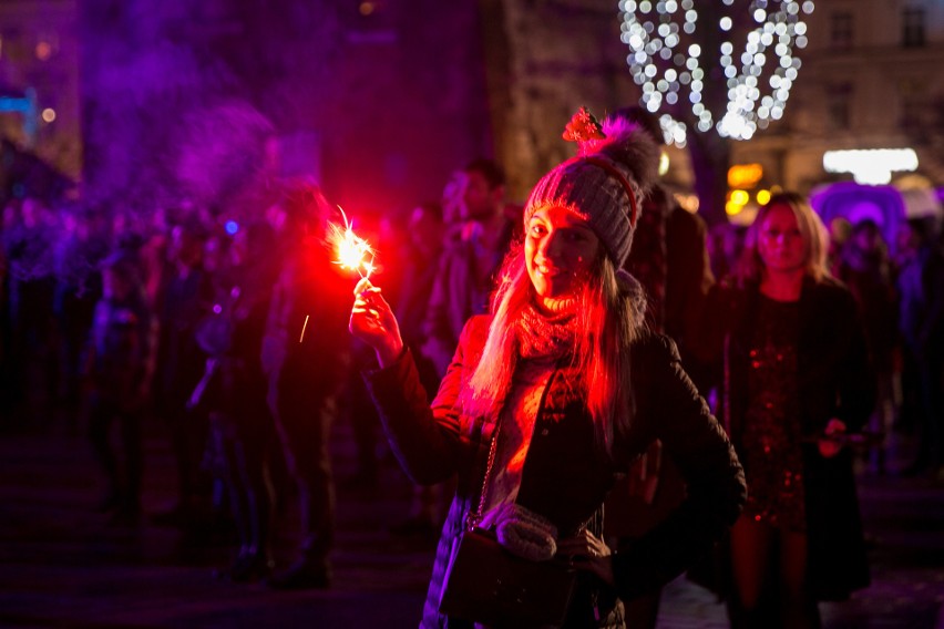 Sylwester 2017 Kraków. Gwiazdy roztańczyły Rynek Główny. Na scenie Kasia Moś, Natalia Nykiel i Bovska [ZDJĘCIA]