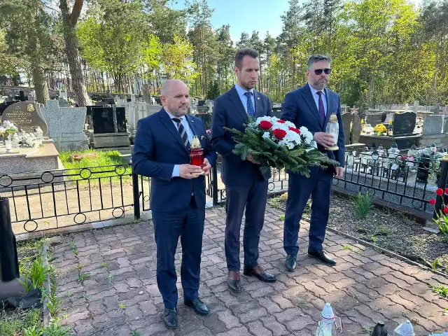 Wiceminister Jan Kanthak (na zdjęciu w środku) złożył kwiaty na grobie braci dziadka, Jerzego i Włodzimierza Cyglerów, zastrzelonych przez Niemców na Kamieniu Michniowskim w czasie II wojny światowej. Mieli zaledwie 13 i 14 lat.