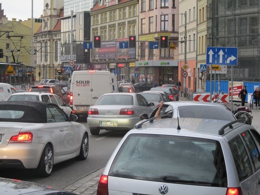 Wrocław: Na Kazimierza Wielkiego kierowcy stoją w ogromnym korku (ZDJĘCIA)