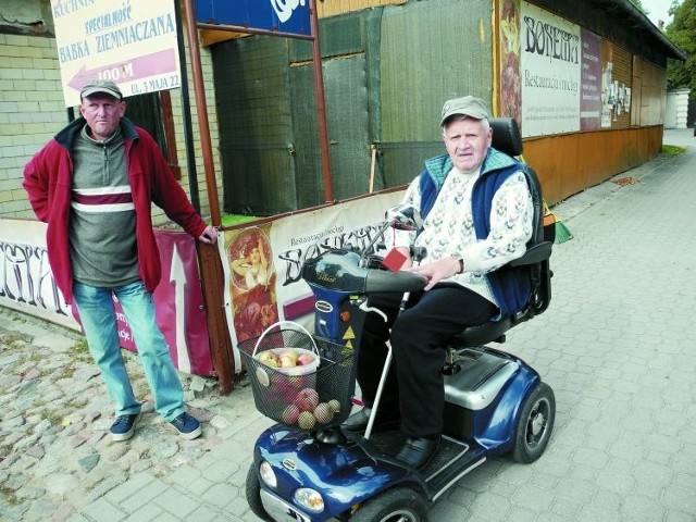 Zawsze policjanci są pod ręką. A do Wasilkowa jest daleko. Zanim do nas policjanci stamtąd przyjadą,  minie trochę czasu &#8211; mówią zgodnie  Bolesław Kania (z prawej) i Cezary Górski