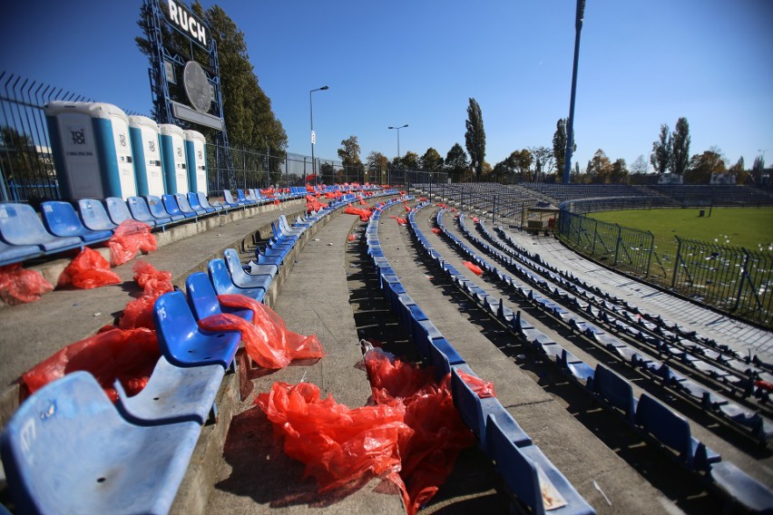 Zniszczone krzesełka na stadionie Ruchu Chorzów