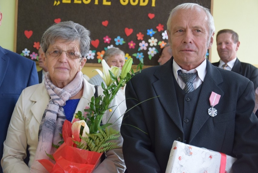 Złote pary z Rudy Malenieckiej z medalami, kwiatami, upominkami. Uroczystość odbyła się w szkole (ZDJĘCIA)