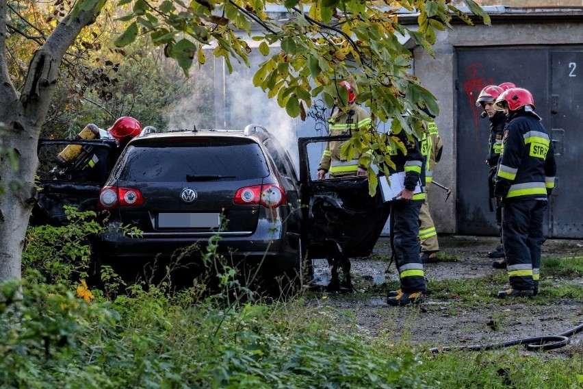 Pożar na Popowicach. Spłonął vw passat (ZDJĘCIA)