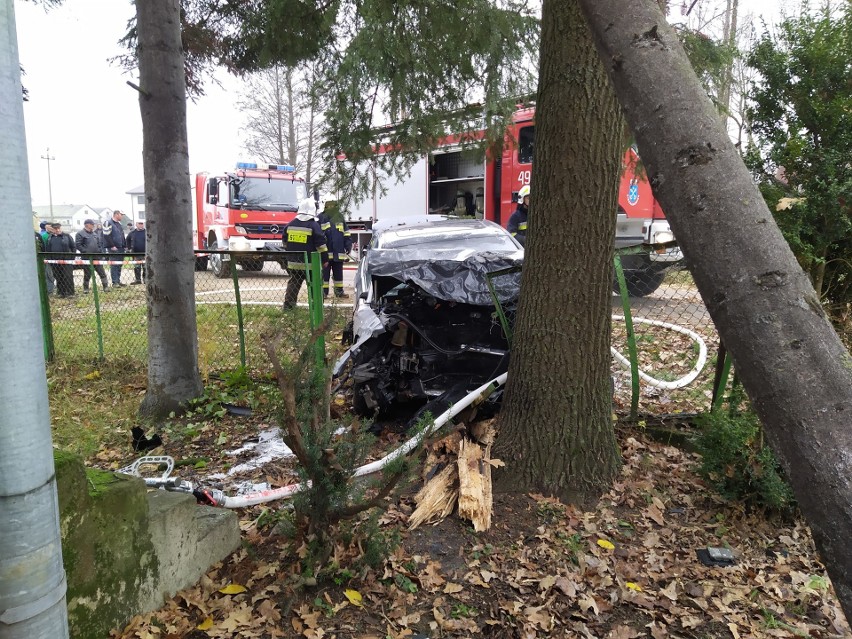 Winna Chroły. Wypadek w sobotni poranek. Audi uderzyło w drzewo i ogrodzenie (zdjęcia)