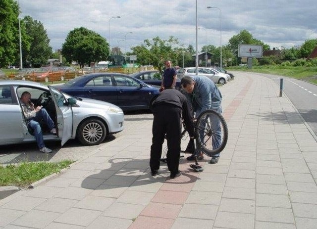 Nieumundurowani policjanci sprawdzali trzeźwość rowerzystów.