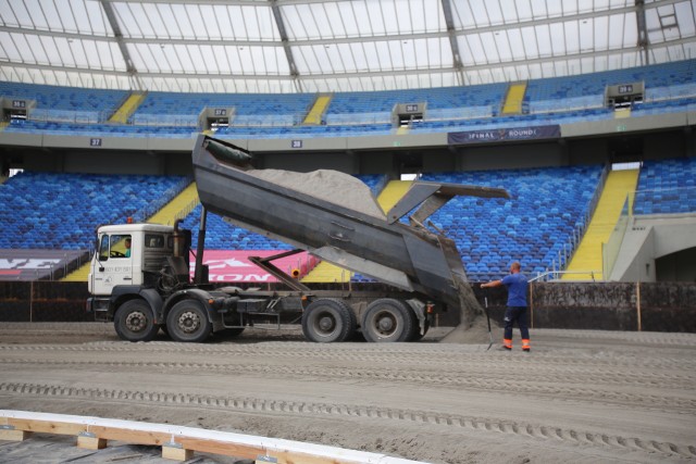 Przygotowanie toru żużlowego na Stadionie Śląskim