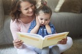 Czytanie dzieciom wspiera ich rozwój! Zobacz, kiedy zacząć wspólną lekturę i jak wzbudzić zainteresowanie książkami u malucha