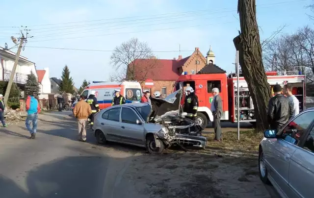 Do wypadku doszło w niedzielę. Kierowca samochodu osobowego stracił panowanie nad pojazdem i uderzył w słup energetyczny. Utrudnienia w tym miejscu trwały kilka godzin. Energetycy musieli wymienić uszkodzony słup. A strażacy zabezpieczyć samochód. Przyczyny i okoliczności tego zdarzenia nadal wyjaśniają policjanci.Więcej na ten temat: Wypadek w Jaromierzu: Samochód wjechał w słup