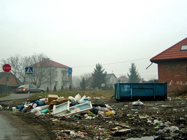 Plac przy ulicy Warszawskiej, na osiedlu Wielowieś  jest systematycznie zapełniany podrzucanymi odpadami. Dlatego w najbliższych dniach staną tam tabliczki informujące o zakazie wysypywania śmieci.