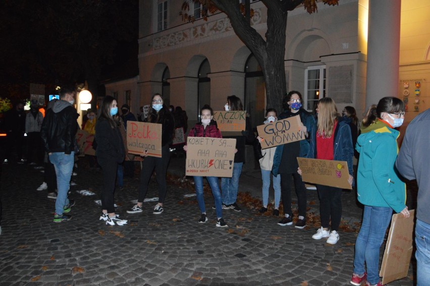 Protesty przeciwko zaostrzeniu prawa aborcyjnego. Demonstranci złożyli kwiaty pod pomnikiem Jana Pawła II w Łowiczu