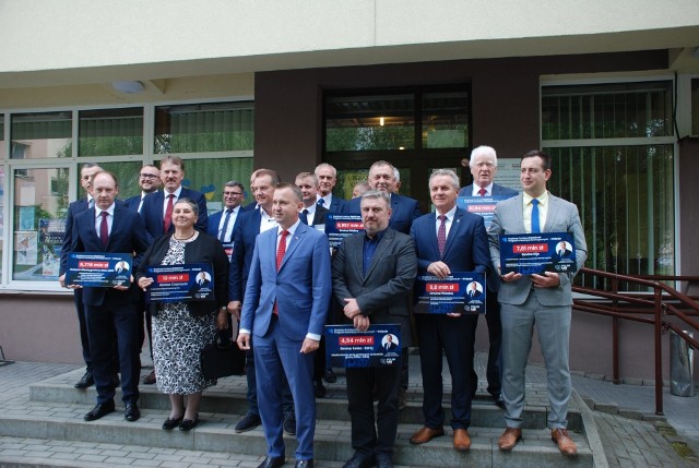 Minister Michał Cieślak z samorządowcami z kilku powiatów w Pińczowie. Więcej na kolejnych  zdjęciach