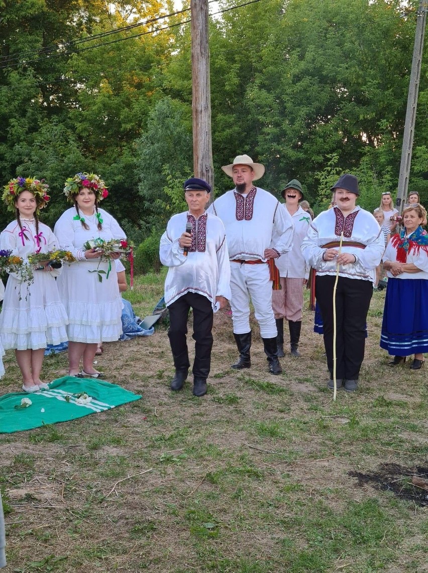 Noc Świętojańska w Borii w gminie Ćmielów. Wianki popłynęły rzeką Kamienną