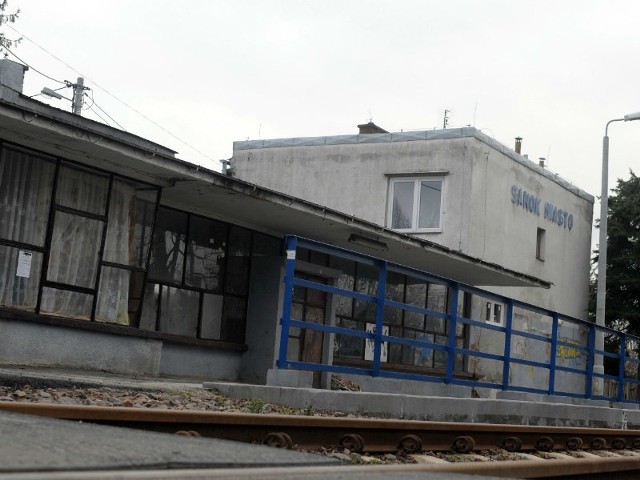 Zniszczony zaniedbany przystanek kolejowy za sprawą artystów z Kolektywu Stacja Sanok ma szanse przeobrazić się w kultorotwórcze, inspirujące miejsce.
