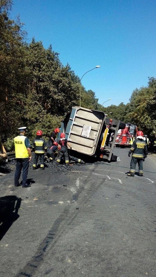 Wypadek w Tychach: Ciężarówka z węglem zmiażdżyła samochód...