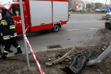 W Bydgoszczy auto uderzyło w latarnię. Kobieta w ciąży zabrana do szpitala