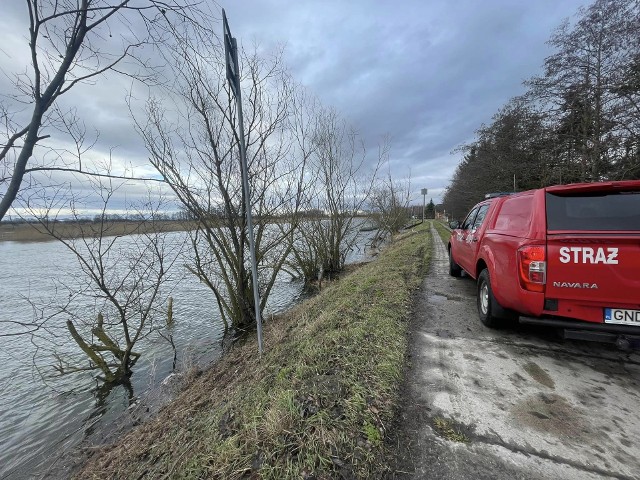 Stan rzeki i wałów przeciwpowodziowych monitorują strażacy z Nowego Dworu Gdańskiego