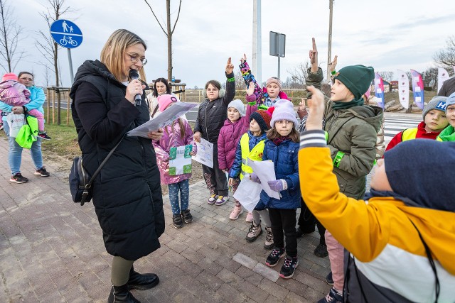 Te dzieci uczestniczyły niedawno w otwarciu nowego przejścia dla pieszych w Dębinach w gm. Łubianka. Przy okazji uczyły się zasad bezpiecznego przechodzenia przez jezdnię.