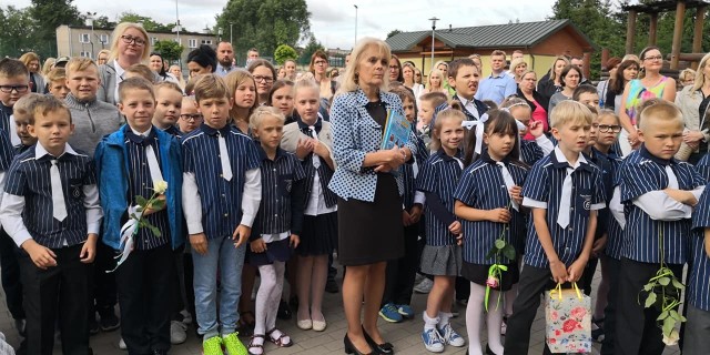 Ponad 10 tysięcy uczniów z suwalskich szkół rozpoczęło dzisiaj wakacje. Z okazji zakończenia roku szkolnego w każdej placówce odbyły się akademie. Uroczysty, związany z zakończeniem roku szkolnego apel odbył się też w Szkole Podstawowej nr 6 im. Aleksandry Kujałowicz.