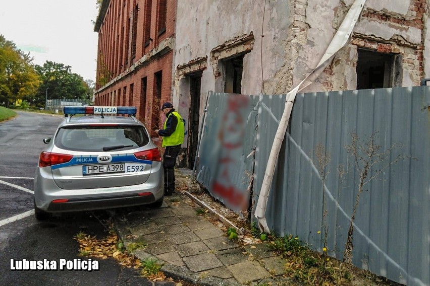 Zwłoki noworodka leżały w dawnym zakładzie obuwniczym.