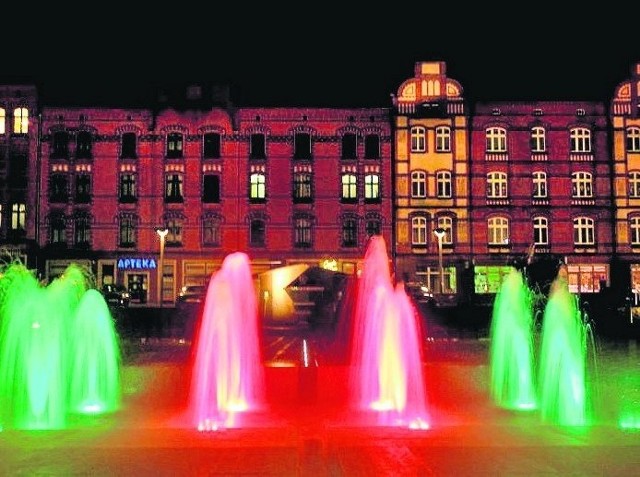 Rynek w Rudzie Śląskiej To dawny plac Jana Pawła II. Rynek znajduje się w dzielnicy Nowy Bytom. W 2009 roku rozpoczęto jego przebudowę na rynek. Rynek usytuowano na styku ulicy Niedurnego i ulicy Ofiar Katynia. Na wschód od placu są ulica Objazdowa oraz tory kolejowe, zaś na zachód Urząd Stanu Cywilnego. Znajduje się tam też siedziba Urzędu Miasta oraz największy kościół w Rudzie Śląskiej  - pod wezwaniem św. Pawła (mający wysokość 64 metrów).