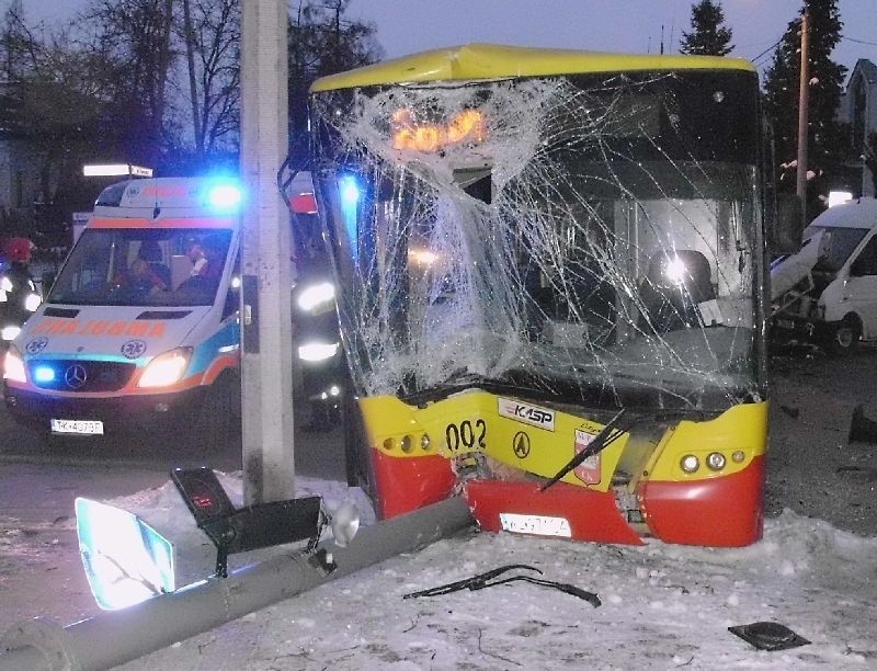 Autobus miejski i bus zderzyły się na kieleckim skrzyżowaniu (zdjęcia)