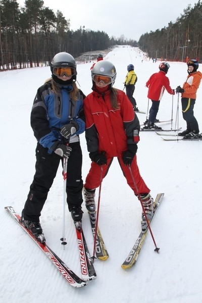 Anna Sylwestrzak (z lewej) i Katarzyna Wrona ze Szkoły Podstawowej numer 28 w Kielcach często startują w zawodach narciarskich i lubią taką formę sprawdzania umiejętności.
