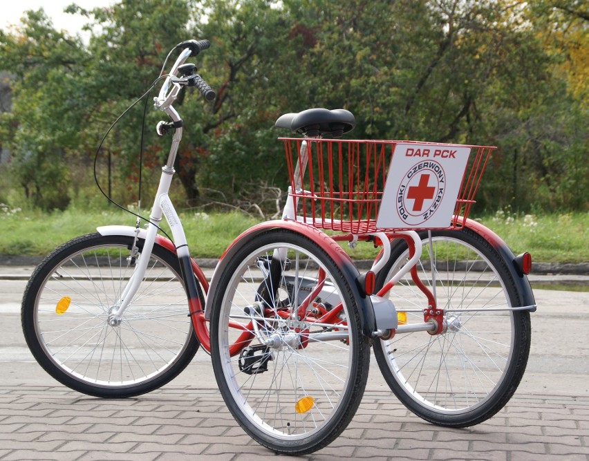 Otwarcie bezpłatnej wypożyczalni trójkołowych rowerów rehabilitacyjnych Polskiego Czerwonego Krzyża