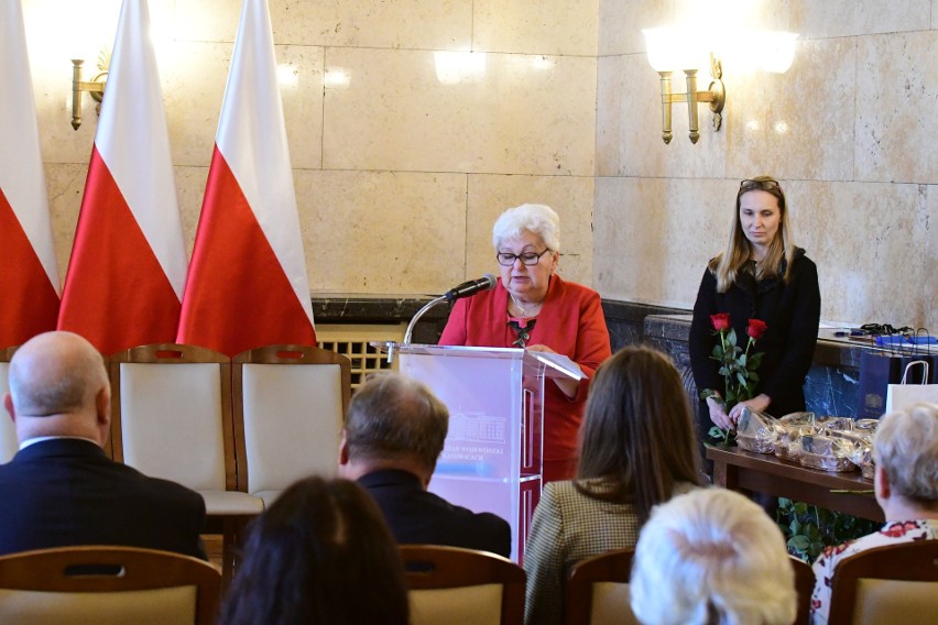 Zobacz kolejne zdjęcia. Przesuwaj zdjęcia w prawo - naciśnij...