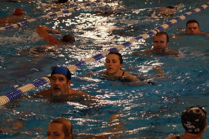 Charytatywny Maraton Pływacki w Wodzisławiu Śl.: Na Mancie pływają i pomagają