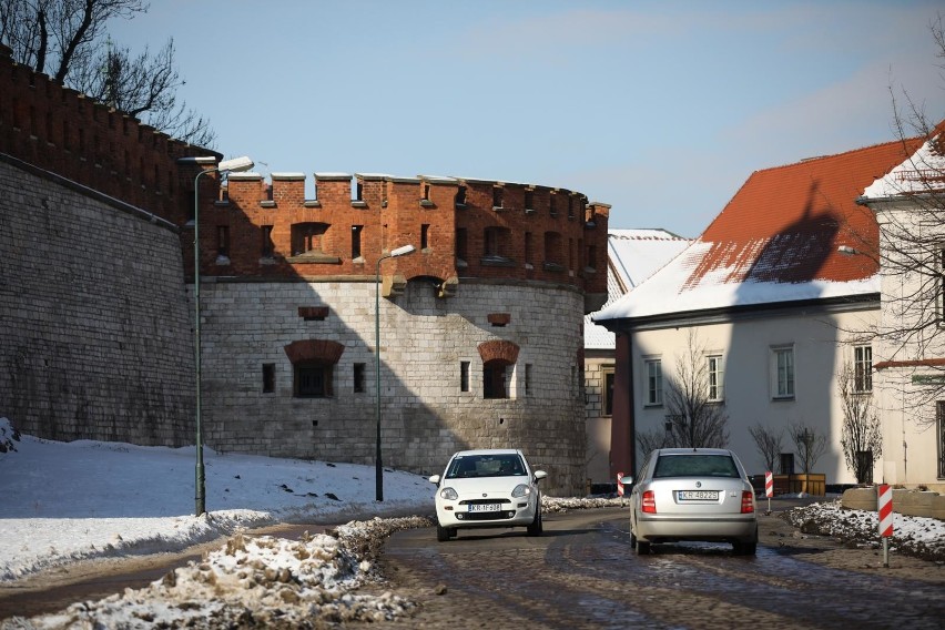 Kraków. Pod Wawel można dowieźć beczkę z piwem, ale nie dzieci do żłobka [ZDJĘCIA]