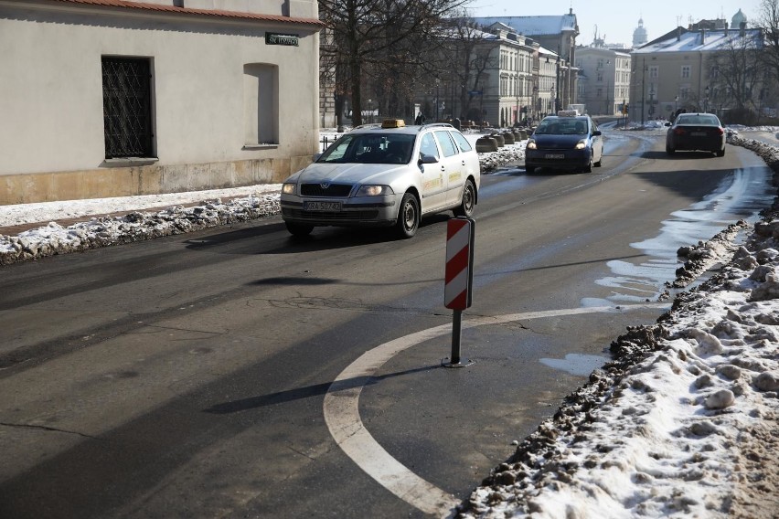 Kraków. Pod Wawel można dowieźć beczkę z piwem, ale nie dzieci do żłobka [ZDJĘCIA]